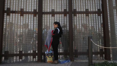 Para las familias que esperan del lado mexicano, CBP está dando pocas explicaciones de por qué no procesan a más solicitantes de asilo.