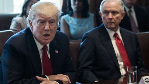 Tanto Trump como Sessions se han referido en más de una ocasión a la migración de menores centroamericanos como un peligro pandilleril.