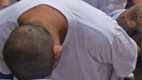 Foto de archivo de pandilleros de MS-13 y Barrio 18 detenidos en la ciudad de Zacatecoluca, en El Salvador.