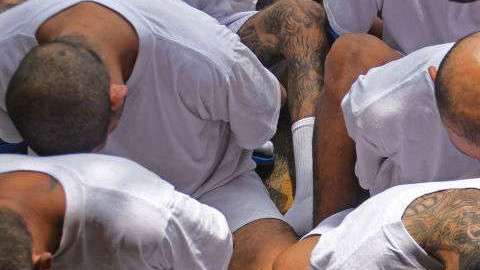 Foto de archivo de pandilleros de MS-13 y Barrio 18 detenidos en la ciudad de Zacatecoluca, en El Salvador.