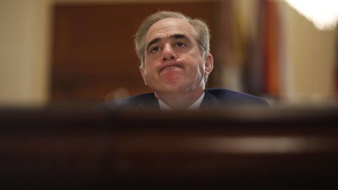 Shulkin conoció la noticia de su despido a la vez que miles de estadounidenses.