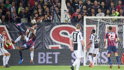 Nwankwo Simy marca de chilena. Maurizio Lagana/Getty Images