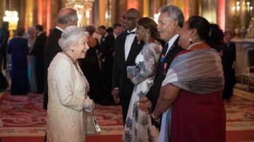 La reina Isabel II saluda a los asistentes a la reunión de la Mancomunidad.