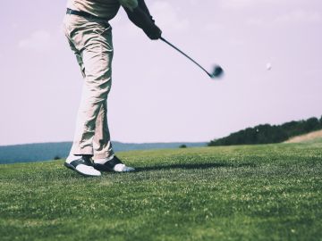 El acusado, que tenía 40 años en ese momento, invitó a la entonces adolescente a jugar golf con él en el Hillcrest Country Club.