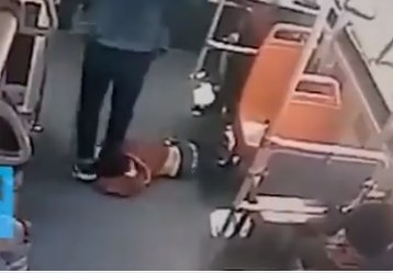 El menor quedó en el suelo.