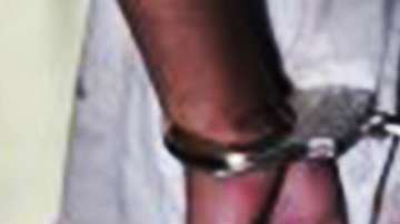 hombre-arrestado-detenido-esposas-policia-fbi-getty