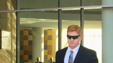 Lonnie Swartz no recuerda que disparó 16 veces en 34 segundos, que cambió de posición al menos una vez y que recargó su arma para seguir.