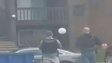 Una mujer que vive frente a la contrucción tomó fotografías del operativo.