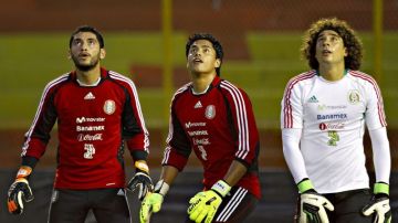 Los porteros Jesús Corona, Alfredo Talavera y Guillermo Ochoa durante un entrenamiento de la selección mexicana.
(Foto: Imago7/Etzel Espinosa)