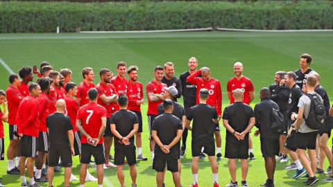 Jugadores y cuerpo técnico de Toronto FC oran por las víctimas de un atropellamiento masivo en su ciudad en la cancha del Estadio Akron de Guadalajara. (Foto: Imago7/Jorge Barajas)