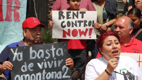 Manifestantes a favor del control del alquiler.