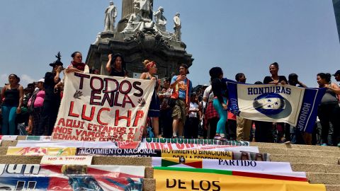 Caravana Migrante de Pueblos sin Fronteras en el Angel de la Independencia.