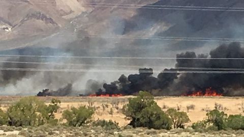 Un incendio de maleza en el condado Inyo en California.