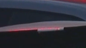 Las víctimas estaban en un sedán de color claro en el estacionamiento del centro comercial.