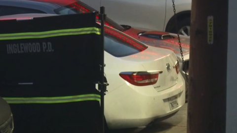 Las víctimas estaban en un sedán de color claro en el estacionamiento del centro comercial.
