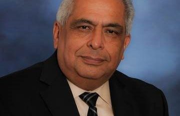Jesún Holguín dirigió la Asociación de Juntas Escolares de California en 2015.