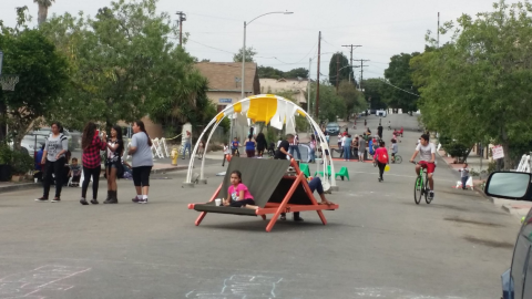 En Boyle Heights, Fickett Street es un nuevo lugar de reunión y juego.