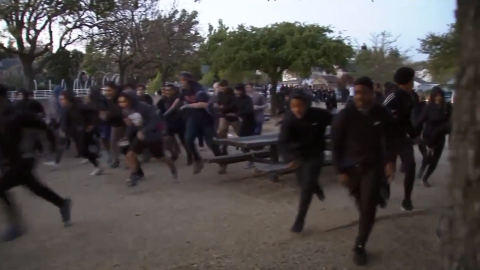 En el juego, muchos de los estudiantes visten de negro y corren por la ciudad mientras los conductores adolescentes los persiguen con autos.