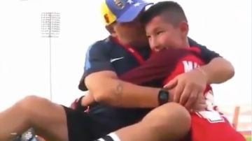 Un pequeño "gran" futbolista se robó el corazón de Maradona
