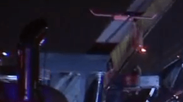 Un auto y dos camiones FedEx chocaron ayer, volcando uno de los camiones sobre las vías de Metro.