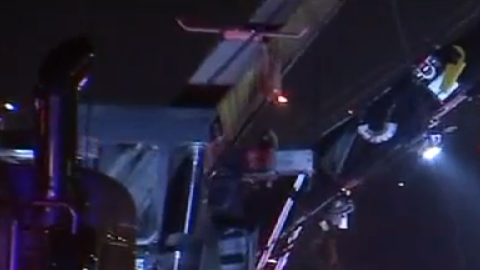 Un auto y dos camiones FedEx chocaron ayer, volcando uno de los camiones sobre las vías de Metro.