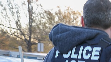 Agentes de migración detienen a un indocumentado. (ICE.gov)