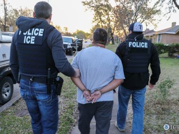 Agentes de migración detienen a un indocumentado. (ICE.gov)