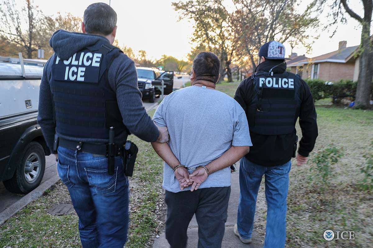 ICE no afloja su presión contra inmigrantes indocumentados
