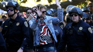 Agentes de policía escoltan a Yiannopoulos después de dar un discurso durante una "manifestación de libertad de expresión" en Berkeley en 2017.