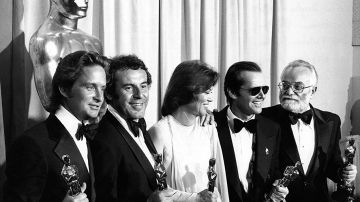 'One Flew over the Cuckoo's Nest', el mejor largometraje de Forman, conquistó los Oscar de 1975, recibiendo los cinco galardones principales.        
 Izquierda a derecha: Michael Douglas (productor), Milos Foreman, Louise Fletcher (actriz), Jack Nicholson (actor) y Saul Zaentz (productor).