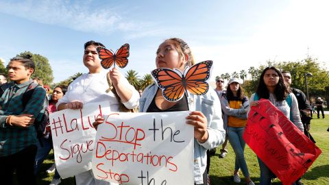 Universitarios de se manifiestan a favor de los derechos universales de los inmigrantes indocumentados.