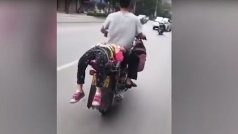 La menor llevaba las piernas colgando.