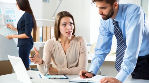 mujer_hombre_trabajo_shutterstock_1005945424 (1)