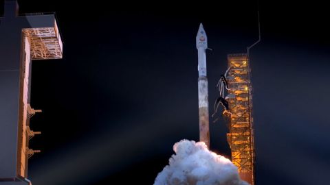 Una presentación de un artista de un lanzamiento de cohete con la nave espacial InSight a finales de mayo.