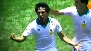 El mexicano Manuel Negrete podría alzarse este domingo con el título del 'Mejor gol de la historia de los Mundiales' de la FIFA.