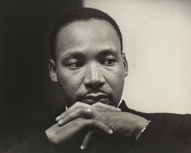 El reverendo Martin Luther King Jr., líder del movimiento de los derechos civiles fue asesinado el 4 de abril de 1968 en Memphis (Tennessee). Foto: Jack Lewis Hiller/ Galería Nacional de Retratos