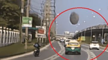 Extraño objeto volador por poco aplasta a auto