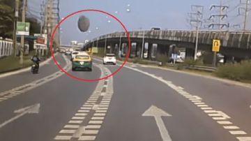 Extraño objeto volador por poco aplasta a auto