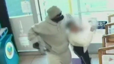 El sospechoso agarró a una de las víctimas por el cuello y la arrastró a la caja registradora.