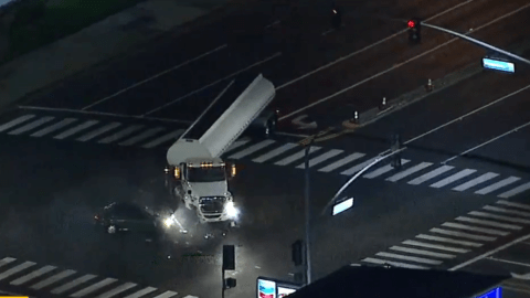 Una persecución a alta velocidad terminó con un choque violento en una intersección en Costa Mesa.