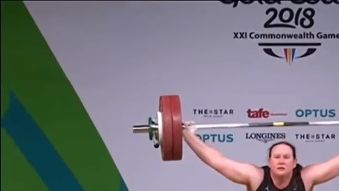 Laurel Hubbard no soportó el peso de 132 kilos