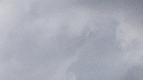 Un tornado levanta la tierra de un campo fuera de Washburn, Illinois. NOAA