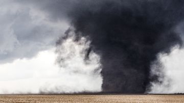 Un tornado levanta la tierra de un campo fuera de Washburn, Illinois. NOAA
