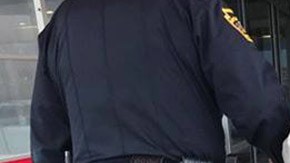 Un policía ayuda a un hombre mayor a ir a ver a su esposa enferma en el hospital