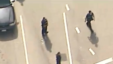 Varios de los manifestantes bloquearon la intersección de Federal Avenue y Wilshire Boulevard creando un círculo grande y sentándose.