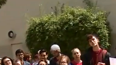"Queremos los salarios que nos merecemos, queremos la atención médica que nos merecemos".
