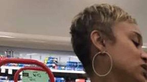 Una desconocida le ayudó a calmar a su bebé mientras la madre hacía la compra.