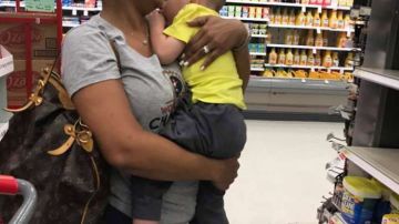 Una desconocida le ayudó a calmar a su bebé mientras la madre hacía la compra.