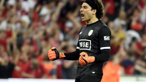 El Standard de Memo Ochoa rescató el empate ante Brujas en la Jupiler League.