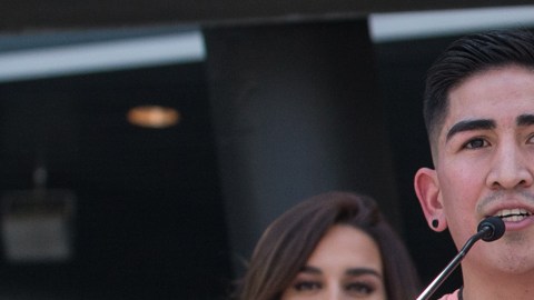 El campeón Leo Santa Cruz en una conferencia, al lado de su padre José.